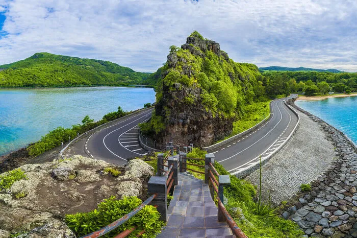 Das Baie du Cap zählt zu den spektakulärsten Aussichtspunkten an der Südküste. Die Küstenstraße schlängelt sich an der Felswand entlang um eine enge Kehre. Auf einer schmalen Treppe geht es auf den Aussichtsfelsen, von dem aus man zwei Buchten überblickt. Es sollen dort auch schon Haie gesichtet worden sein