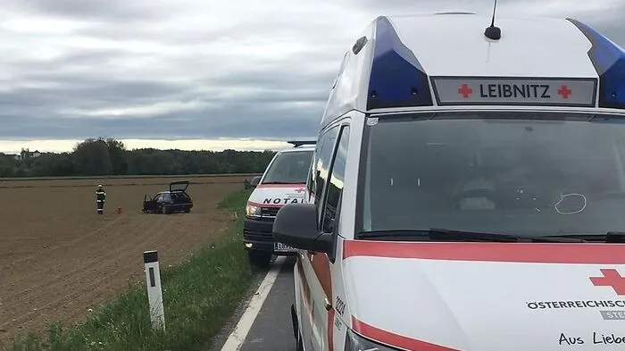 Eines der Autos landete im Acker