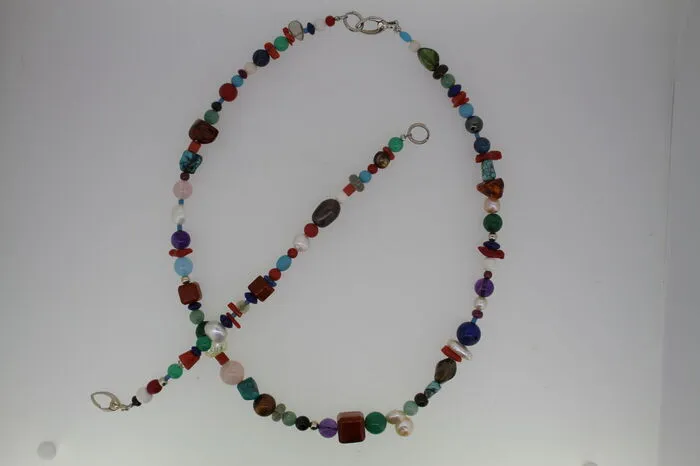 Top Sinkers Schmuckset: Das elegante Schmuckset der Marke Top Sinkers besteht aus einer Halskette und einem Armband. Alle Stücke werden in liebevoller Handarbeit gefertigt. WERT: EUR 179,00Zur Verfügung gestellt von Leeb &amp; Leschanz GmbH, Juweliere seit 1984, Nikolaigasse 3, 9500 Villachwww.leeb-leschanz.at