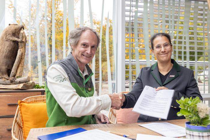 Herbert Wölger, Geschäftsführer des Nationalparks Gesäuse und Judith Engel, Vorständin der ÖBB-Infrastruktur AG, Ressort Netzausbau und Infrastrukturbereitstellung, mit dem unterschriebenen Vertrag