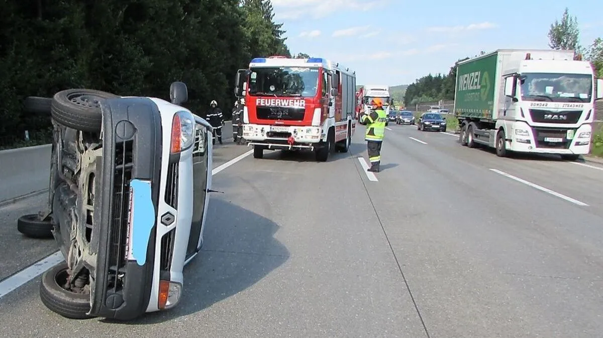 Ein Kleintransporter überschlug sich auf der A2 zwischen Gleisdorf und Laßnitzhöhe