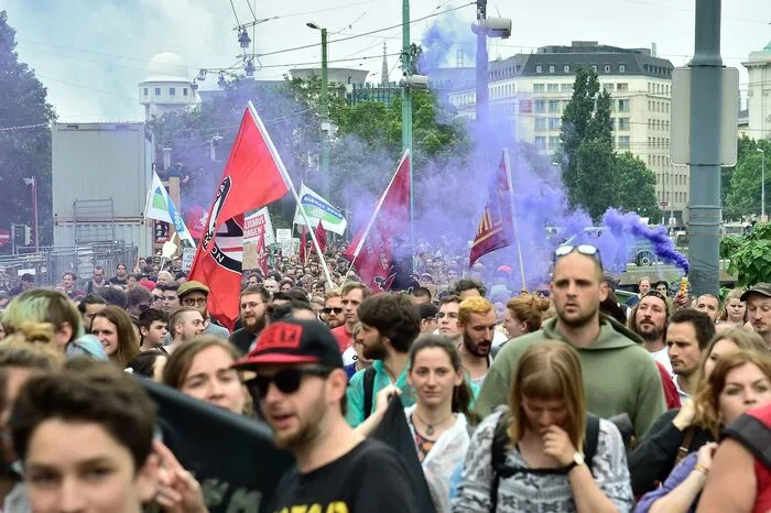 Die Staatsanwaltschaft ermittelt mittlerweile gegen vier Polizeibeamte, die bei der Räumung einer Blockade nach der Klima-Demonstration vergangenen Freitag im Einsatz waren.  