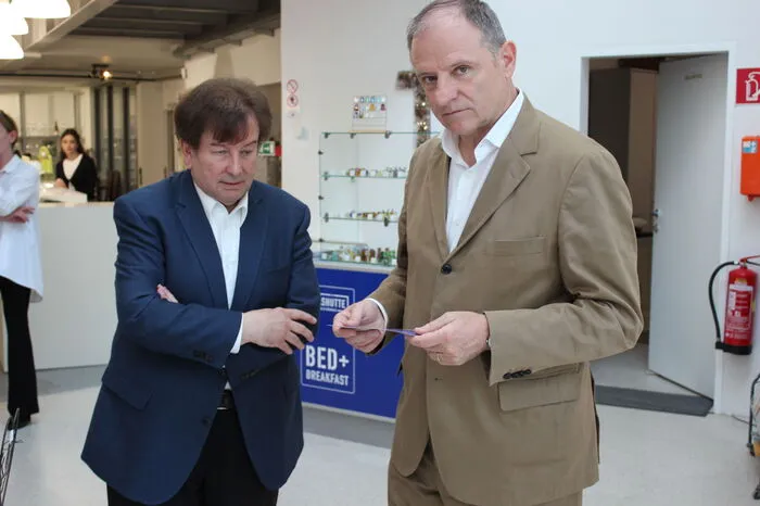 Georg Feith, CEO der Stoelzle Glasgruppe (rechts) und Hans-Martin Hittaller vom Stoelzle Glas-Center luden zur feierlichen Eröffnung der Ausstellung ins Glasmuseum. Das Stoelzle Glas-Center ist assoziierter Partner in diesem Projekt.