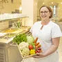 Frisch und regional – Küchenleiterin Brigitte Schnitzler bringt mit ihrem Team Abwechslung auf den Teller