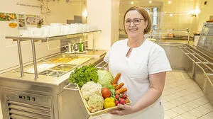 Frisch und regional – Küchenleiterin Brigitte Schnitzler bringt mit ihrem Team Abwechslung auf den Teller