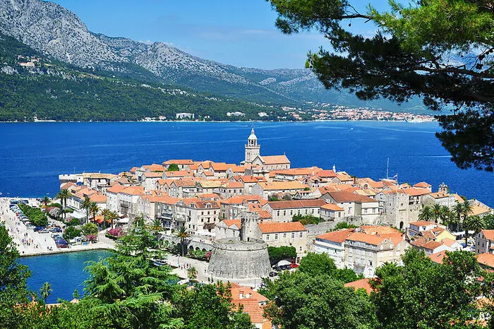 Korcula ist mit der Fähre von Dubrovnik aus einfach zu erreichen. Die Stadtmauern sind ähnlich wie jene von Dubrovnik, allerdings um vieles kleiner und sehr gut erhalten.