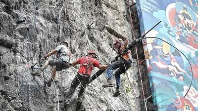 Sämtliche Sanierungsarbeiten werden von den Männern am Seil hängend erledigt, die Arbeiten sind spektakulär anzusehen 