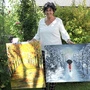 Bruni Neuper mit zwei ihrer Bilder im Garten