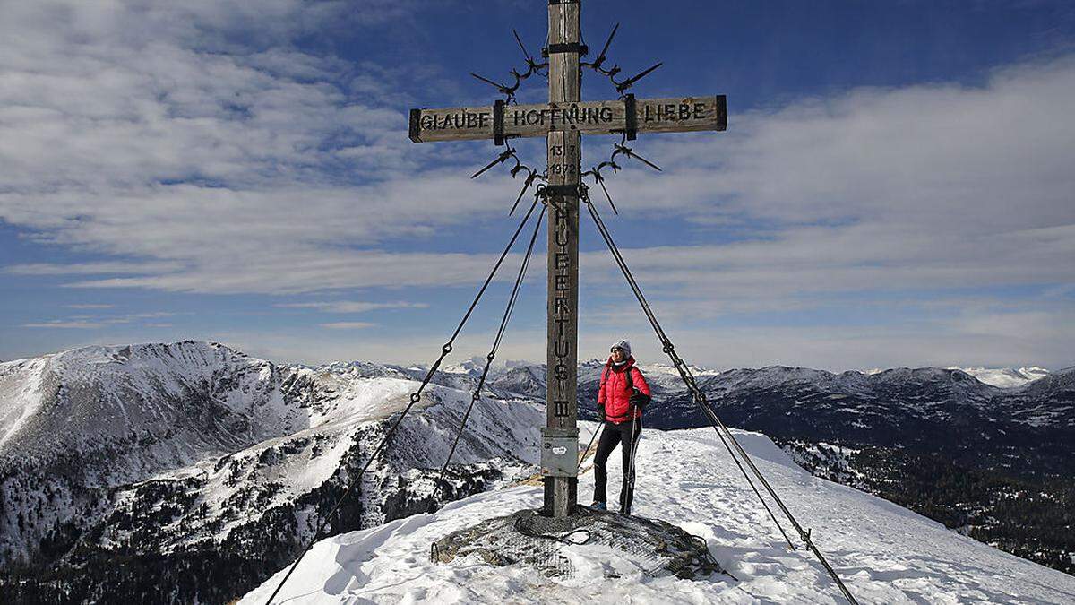 Der kräftige Föhnsturm über den Gipfeln der Nockberge sorgt für sonnige, aber auch empfindliche Tage