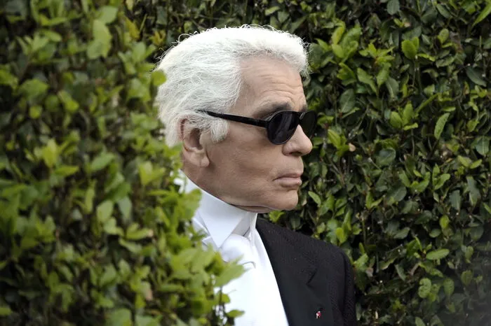 Lagerfeld ging es in den letzten Wochen offenbar schlechter, am Montagabend wurde er nach einem medizinischen Notfall ins Krankenhaus eingeliefert und verstarb am Dienstagfrüh.