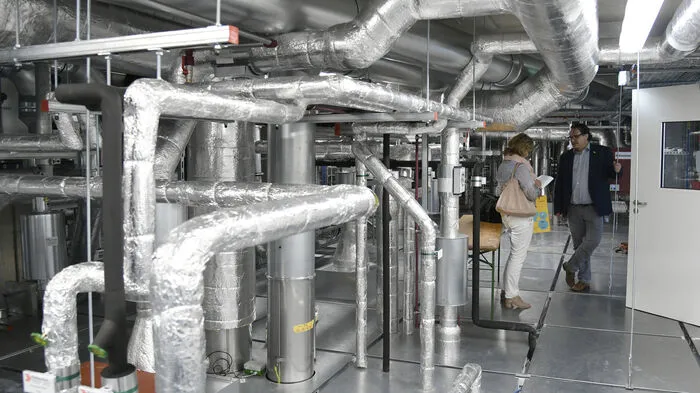 Der Pharmakonzern investierte 7,5 Millionen Euro in ein Werksgebäude in Spittal. Es sichert 440 Arbeitsplätze nachhaltig ab.Herzstück sind drei Technikgeschosse. Hier befinden sich die Lüftungsanlagen, die Aufbereitung für Reinstwasser und die Steuerungselektronik.