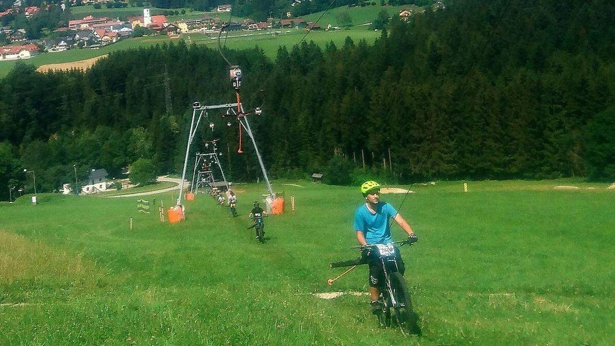 Die Mountainbiker werden in Miesenbach jetzt vom Skilift den Berg hochgezogen - wenn sie das wollen