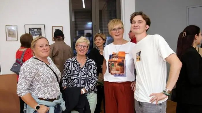 Der noch junge, aber bereits überaus erfolgreiche Künstler, Zeichner und Grafiker Lukas Altrichter stellt eine Auswahl seiner Werke im Gemeindeamt seiner Heimatgemeinde Stallhofen aus.