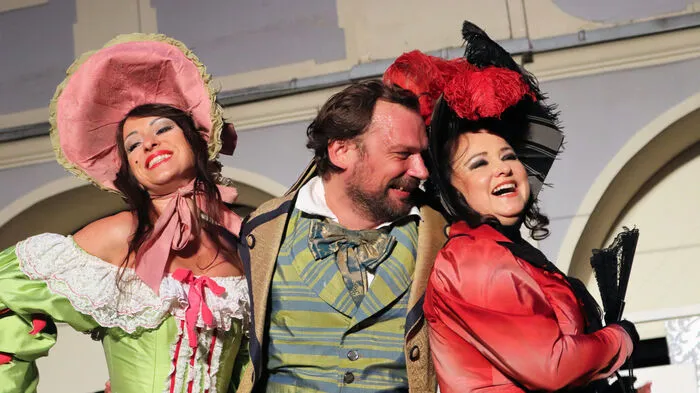Am Mittwochabend lud das "Theater Absolut" zur Premiere der Schlossfestspiele Piber in den Arkadenhof des historischen Gebäudes.