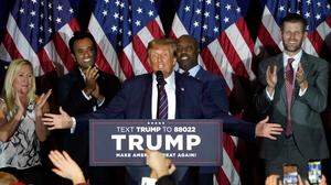Der ehemalige US-Präsident Donald Trump hat US-Medienberichten und  Forschungsinstituten zufolge die Vorwahl in New Hampshire gewonnen
