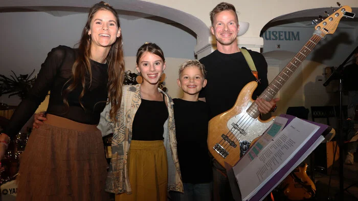 Am Foto von Links: Sarah Hatzel-Neumaier, Maya (11 Jahre), Levi (9 Jahre) und Daniel Neumaier.
