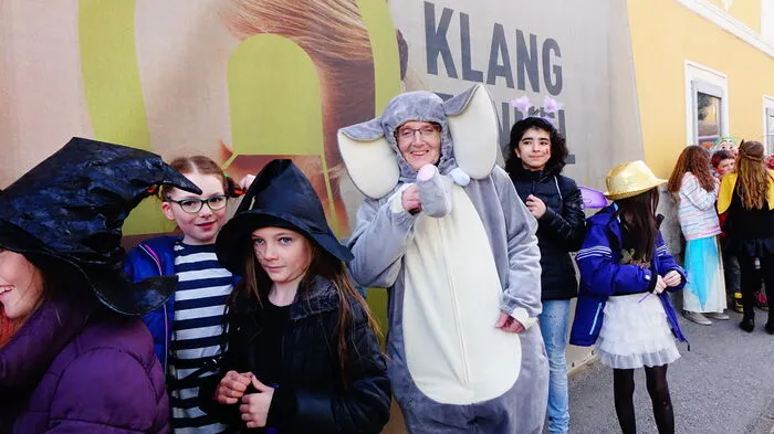 Die Volksschule unterwegs Richtung Marktplatz.
