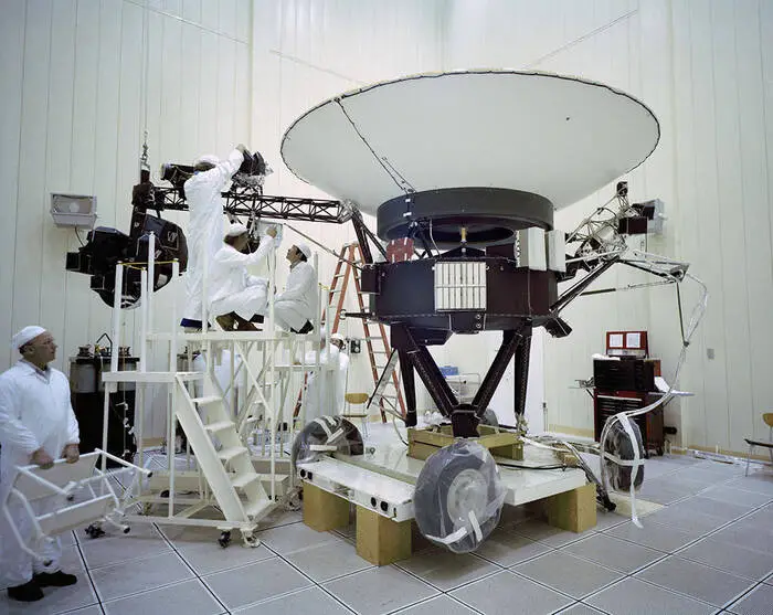 Die Voyager 2, als sie im März 1977 im „Jet Propulsion Laboratory“ der NASA auf ihre Reise in die Unendlichkeit vorbereitet wurde