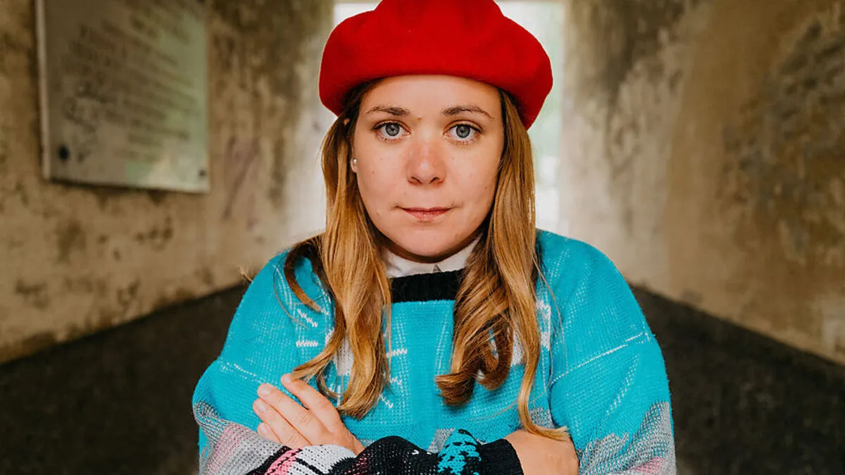 In nachgeschneiderter Originalkleidung:  Stefanie Sargnagel