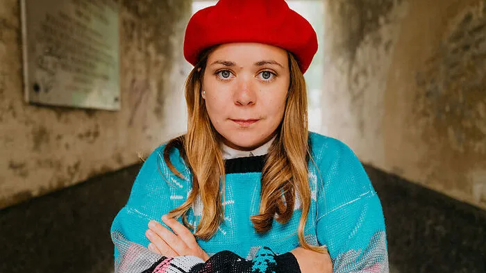 In nachgeschneiderter Originalkleidung:  Stefanie Sargnagel