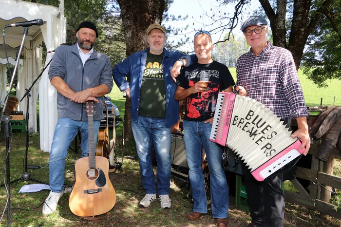 Für musikalische Unterhaltung rund um den See sorgten Mario Marketz und die „Blue Chilies“, Erhard Fian und die „Bluesbreakers“ (am Foto), Bernhard Knes und Manfred Weber mit „Zeitlos“ und das „Hillibilli -Trio“ mit Martin Jost. 