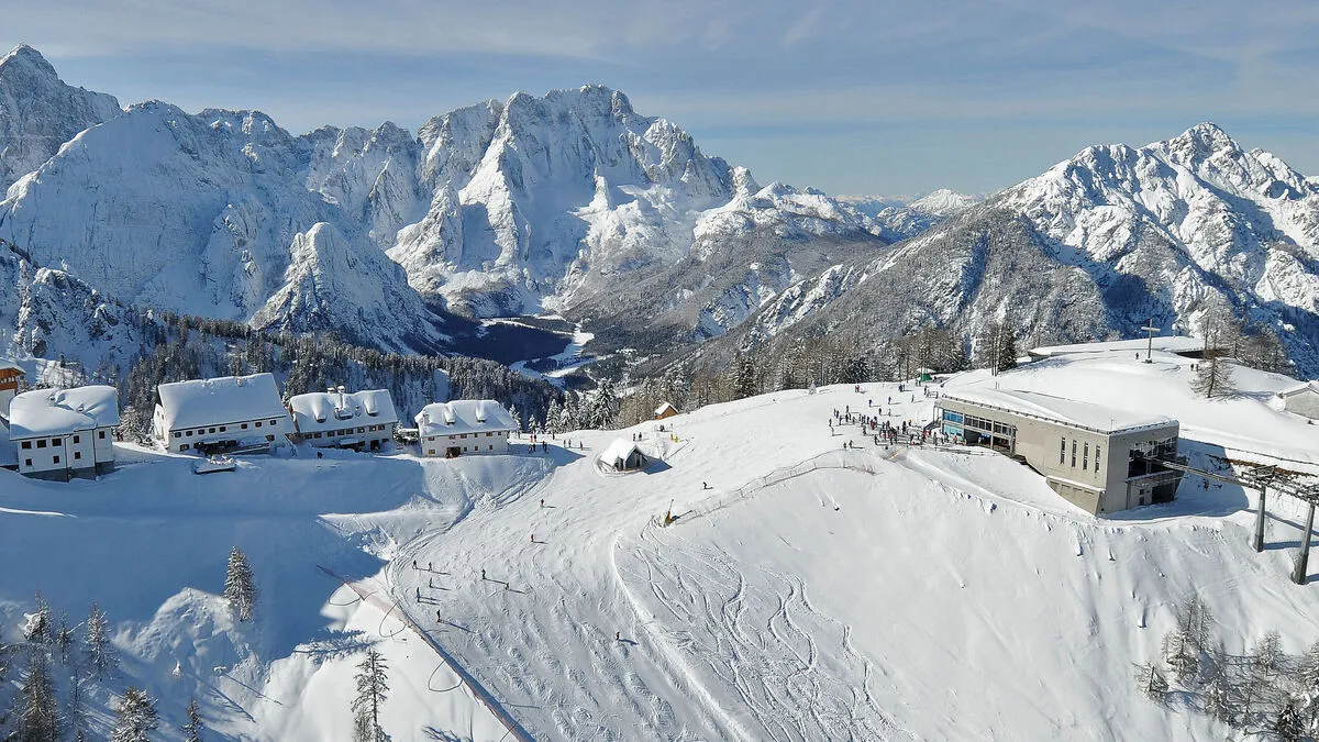 Fast kitschig schön ist der Blick vom Monte Lussari auf die Julischen Alpen 