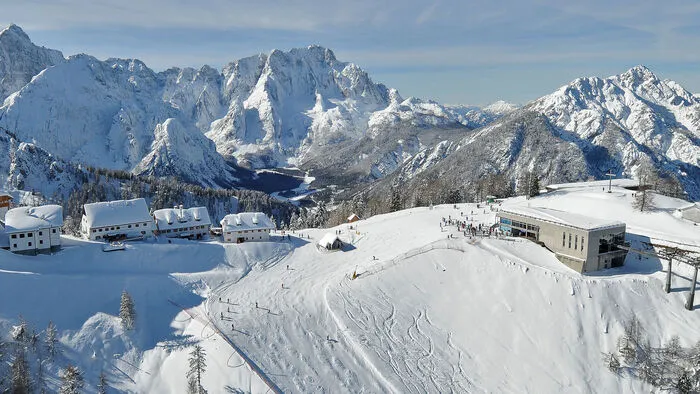 Fast kitschig schön ist der Blick vom Monte Lussari auf die Julischen Alpen