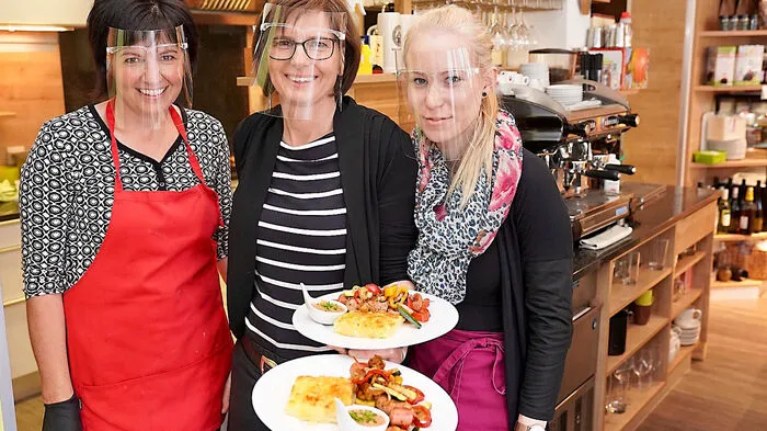 Köchin Margreth Pirker mit Genussladele-Chefin Margarethe Brandner und Vanessa Stotter verwöhnen in Steinfeld wieder ihre Gäste.