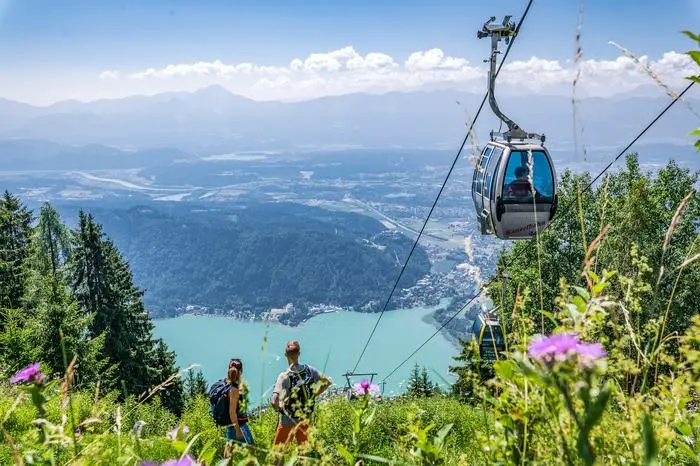 Auf der Gerlitzen Alpe wandert man mit Blick auf den See