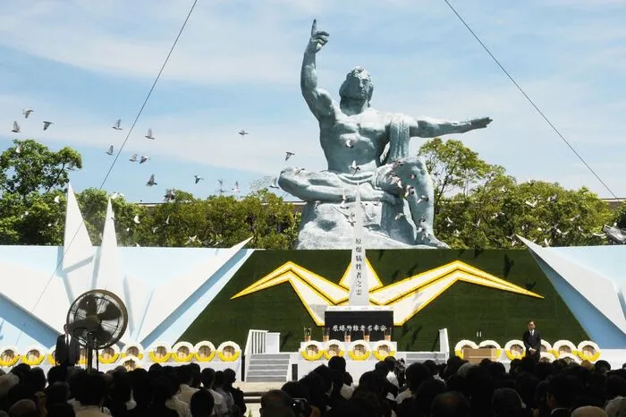 Zahlreiche Menschen strömten am Donnerstag zu der zehn Meter hohen Friedensstatue in Nagasaki und beteten oder gedachten anderweitig der rund 74.000 Opfer des Abwurfs.