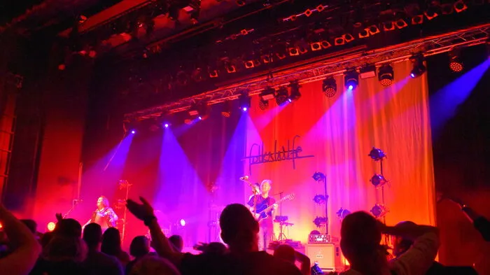 Für heiße Stimmung, mitreißende Beats und ein musikalisches Feuerwerk sondergleichen sorgte die Band „folkshilfe“ im Kunsthaus Weiz.