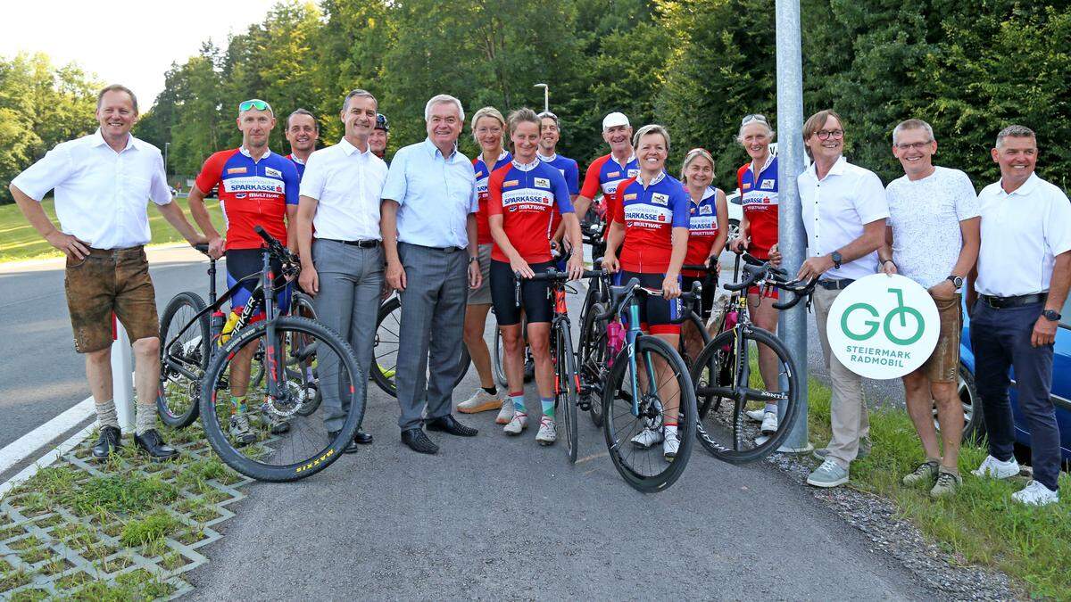 Auch die Mitglieder des RTR Atus Weiz kamen zur Eröffnung – hier zu sehen mit Anton Lang (Verkehrslandesrat, SPÖ), Wolfang Dolesch (Landtagsabgeordneter, SPÖ) und den Gemeindevertretern