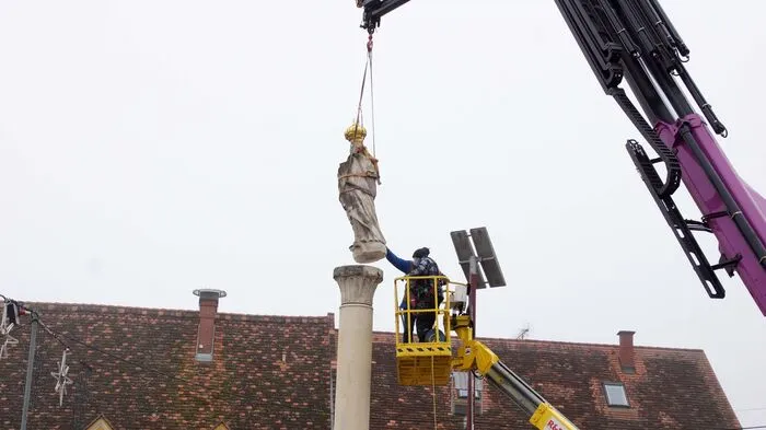 Im November 2020 wurde die Mariensäule mittels Kran abmontiert.