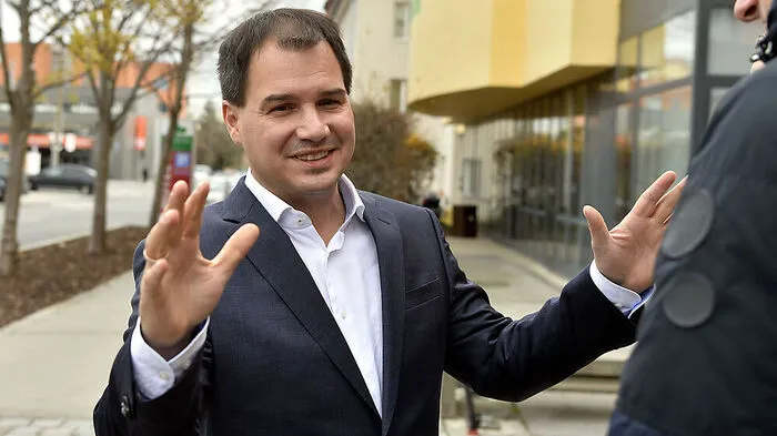 Knapp kommentierte am Samstag der steirische SPÖ-Landesvorsitzende Michael Schickhofer den Rückzug von Christian Kern. "Für mich ist es an der Zeit einen Schlussstrich unter die Ereignisse zu ziehen. Wir werden jetzt gemeinsam mit Pamela Rendi-Wagner für die Österreicher da sein und an einer positiven Zukunft unseres Landes arbeiten", so Schickhofer zur APA.