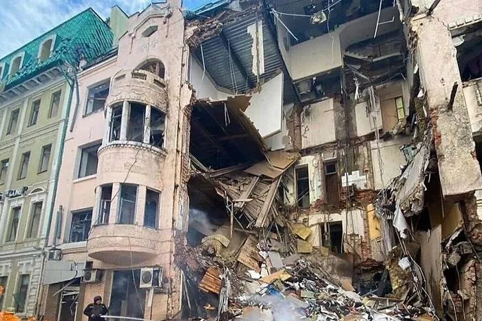 Dieses Gebäude in Charkiw (Kharkov) wurde 1911 erbaut. Es hat den ersten und zweiten Weltkireg unversehrt überstanden. Putins Angriffe haben es zerstört...