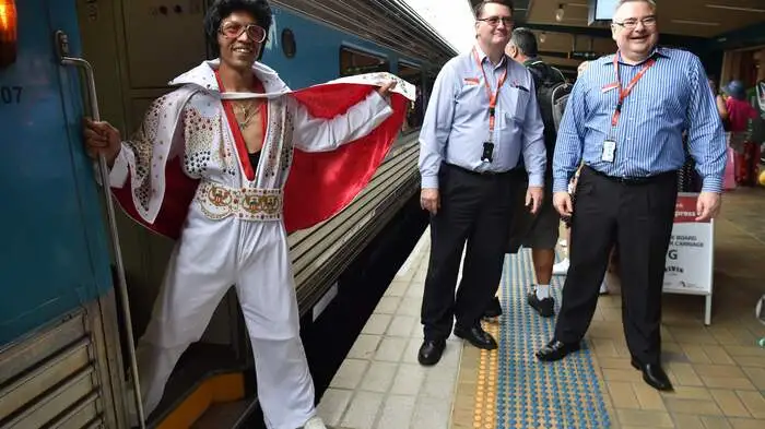 Ausnahmezustand am Bahnhof in Sydney! Tausende Elvis-Doubles fahren auch heuer wieder in die australische Kleinstadt Parkes, um den Geburtstags ihres Idols mit einer Riesenparty zu begehen.