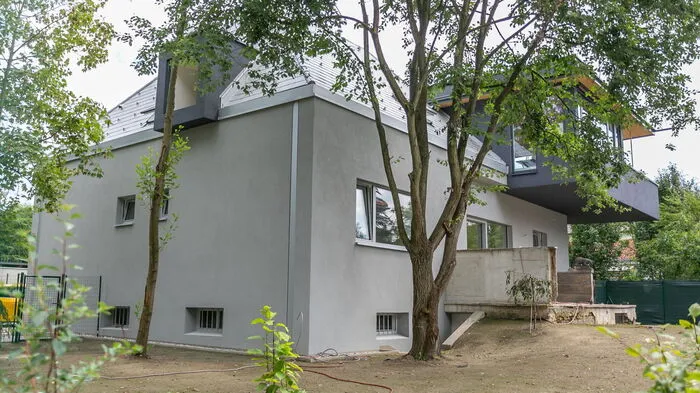 Der Anblick auf der Gartenseite.