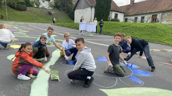 Schülerinnen und Schüler der Volks- und Mittelschule Gnas waren mit Pinsel und Farbtopf unterwegs