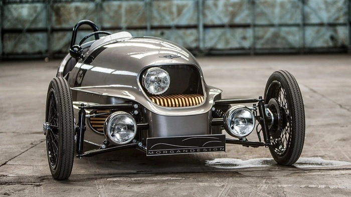 Die britischen Autobauer von Morgan elektrifizieren ihren 2011 vorgestellten Threewheeler. Statt des V2 von Harley-Davidson arbeitet im Dreirad jetzt ein 46-kW-Elektromotor, der es mit dem Saft eines 20-kWh-Akkus und einem Leergewicht von weniger als 500 Kilogramm auf 240 Kilometer Reichweite bringt. Der Sprint auf 100 ist in weniger als neun Sekunden erledigt, rund 150 km/h wird das abenteuerliche Gefährt schnell.