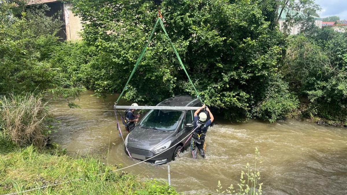 Die Feuerwehr zog den Pkw mit einem Kran aus dem Bach