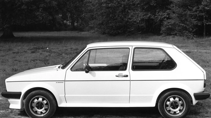 Die Franzosen, das waren schon alte Gasgeber. Und kleine Rennsemmeln liebten sie abgöttisch, was für VW anfangs eine feine Sache war. Als die Konkurrenz aber immer stärker wurde, mussten sie improvisieren. Der französische Markt war dermaßen groß und der Renault 5 Alpine dermaßen erfolgreich, dass VAG France 1980 bei Tuner Oettinger vorstellig wurde und dessen 16V-Motor für eine Sonderserie des GTI ins offizielle Programm übernahm. Der GTI 16S (S für Soupape, französisch für Ventil) hatte weiterhin 1,6 Liter Hubraum, aber 136 PS, was ihn wieder nach oben im Klassenranking spülte. Eine BBS-Rundumverschalung und 15-Zoll-ATS-Alufelgen rundeten das Paket stimmig ab. Wir befinden uns schließlich in den Achtzigerjahren, da ging einfach nichts über viel Tamtam. Heute ein gesuchter Klassiker, und das nicht nur in Frankreich.