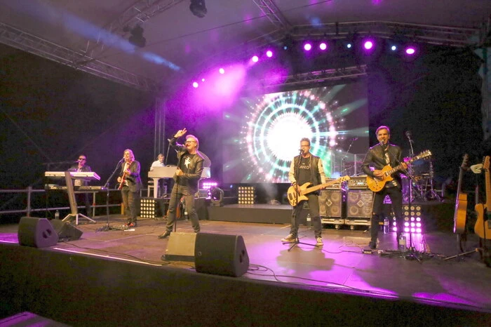 Klar, dass beim Open-Air Hits wie „Ein Stern, der deinen Namen trägt“ oder „Glühwürmchen“ in dieser lauen Sommernacht nicht fehlen durften. 