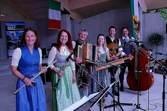 Für Unterhaltung sorgten die Knappenmusi, Weststeirisch Z’sammgwürfelt, die Volkstanzgruppe St. Johann ob Hohenburg, Lipiklang, die Glasfabriks- und stadtkapelle Bärnbach, die Weingartsberger, Parini pa pocire aus Slowenien, die Hüttenmusi, Duo Melody und die Alt-Kainacher Ritterschaft.