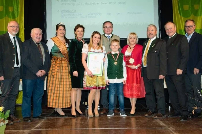 Imker Josef Hausleitner aus Passail (3. v. re.) wurde für seinen hervorragenden Waldhonig mit der „Goldenen Honigwabe“ prämiert.