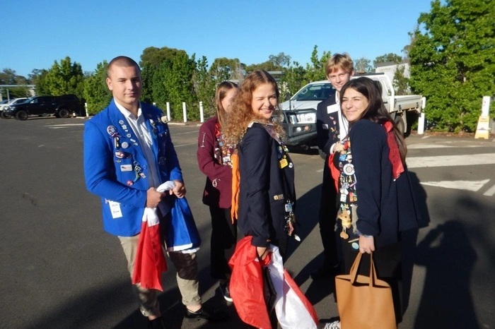 Theresa Puchner (Mitte) bei einem Treffen mit anderen Rotary-Austauschschülern. Den Rotary-Blazer erhalten alle Austauschschüler der Organisation und versuchen ihn mit so vielen Pins wie möglich zu bestücken.