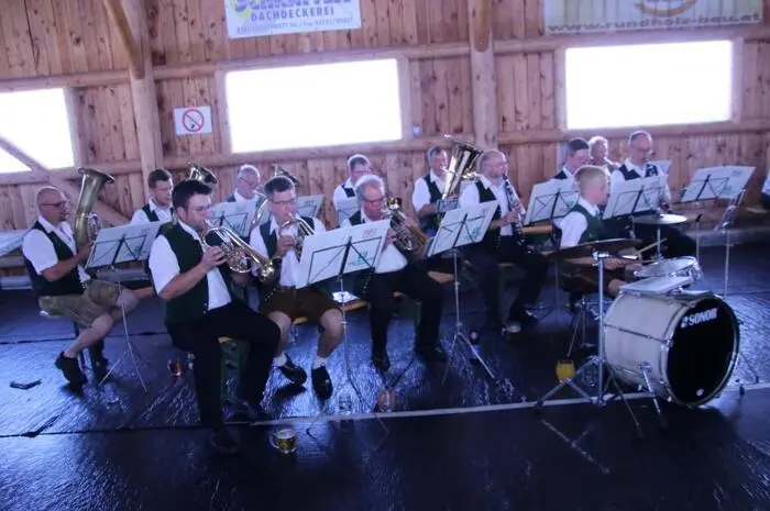 Zünftig ging es beim anschließenden Frühschoppen in der Stocksporthalle her. Für Musik sorgten eine Kleingruppe der Marktmusikkapelle Edelschrott und das Edelschrotter Alpentrio.