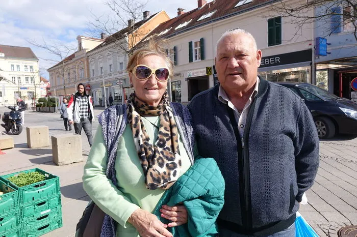 Berta Uitz und Alois Pieber holten sich ihre Blumenzwiebel ab.