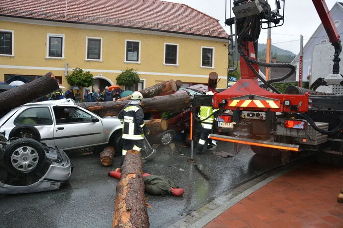 Fünf Autos sind unter dem Blochholz begraben, 15 Personen eingeklemmt