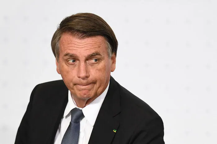 Ein weiterer Staatschef, der die Ansteckungsgefahr heruntergespielt hatte und dann selbst erkrankte, war Jair Bolsonaro (65) in Brasilien. Der Rechtspopulist hielt sich nicht an Schutzmaßnahmen und schüttelte weiterhin auf Massenveranstaltungen die Hände seiner Anhänger, er trug dabei häufig keine Maske. Im Juli 2021 erkrankten er und seine Ehefrau Michelle. 