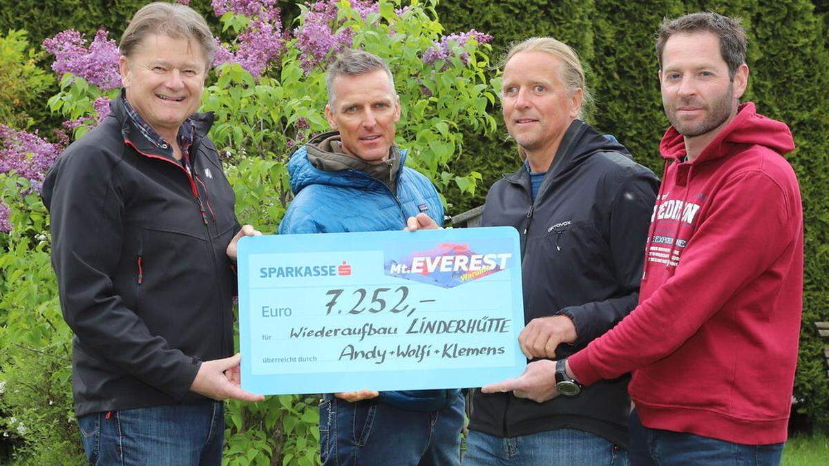 Hans Peter Falkner vom österreichischen Touristenklub (ÖTK), Wolfgang Klocker, Andy Holzer und Klemens Bichler (von rechts) 